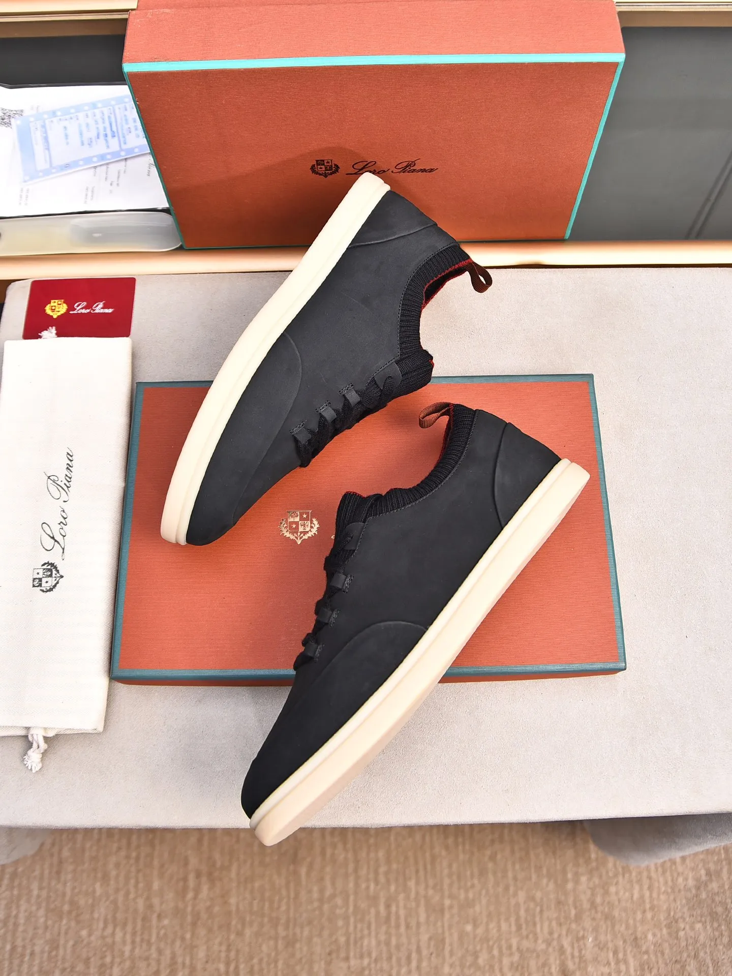 Men's Men's Shoes 💰500 LP's new product Loro Pian* 诺yo* Pianya Soho Walk These casual shoes and loafers are made of first-layer small nubuck cowhide. The texture is light, soft and comfortable. The mouth and tongue are decorated with high-density two-color knitting. The heel is decorated with a Kummel-colored original webbing pull-loop, which presents a unique three-dimensional effect. The unique version narrows slightly in the middle, and is decorated with details of the same material as shoelace eyelets. The original open-molded lightweight TPU rubber sole and spikes enhance traction and stability, and are full of modern aesthetic functional details. The rear is equipped with a cushion pad to enhance wearing comfort. It is sold in a complete package at the counter and is available in multiple colors!  Standard counter code number: 38～44# (45 customized)